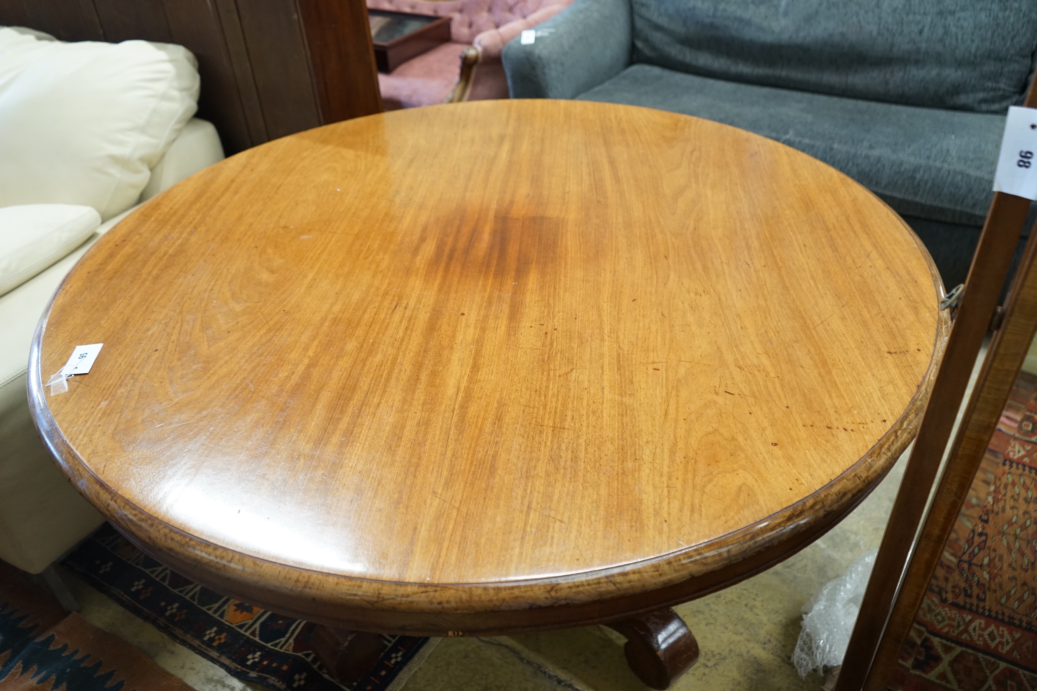A Victorian circular mahogany breakfast table, diameter 136cm, height 74cm
